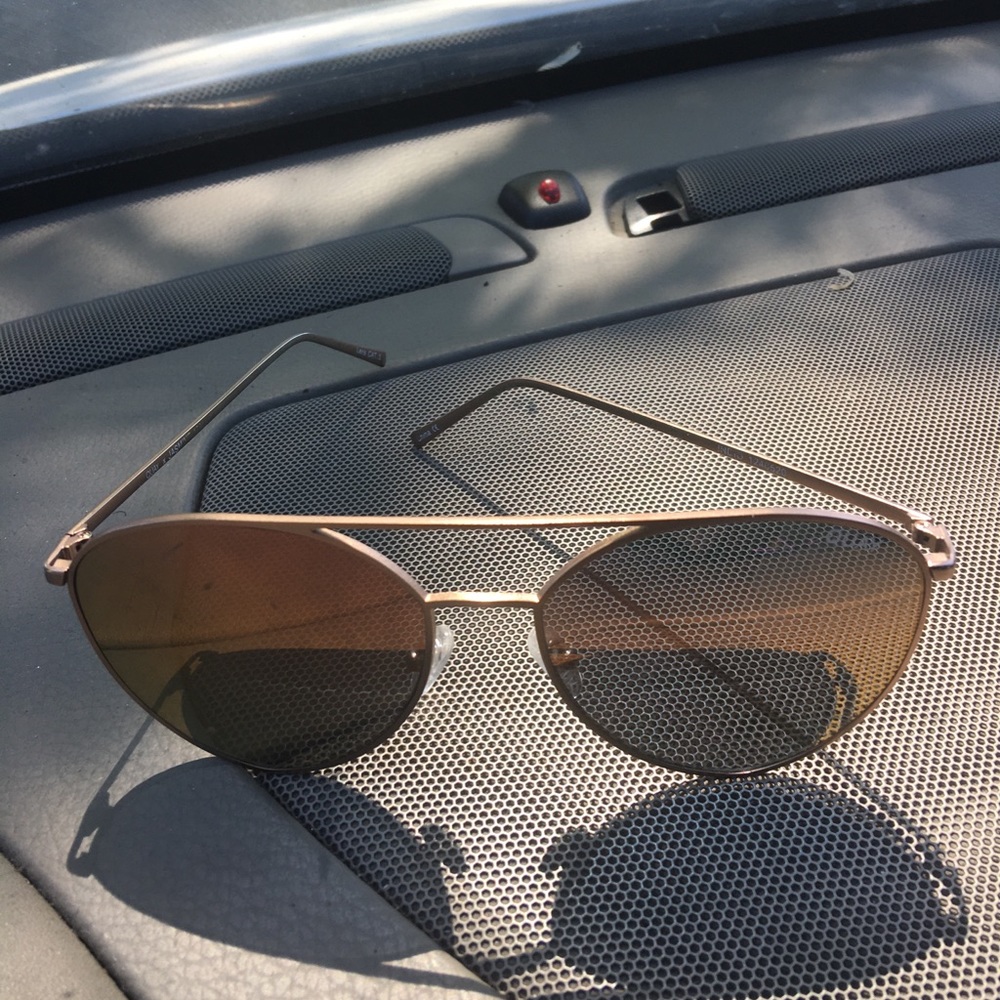 Beautiful  QUAY.  Mirro sun glasses